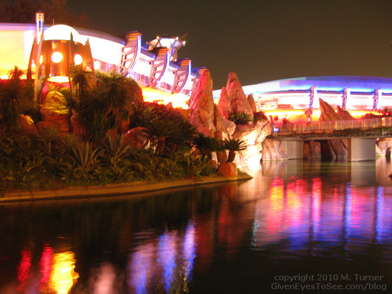 mk-neon-2010a.jpg